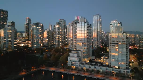 Akşam Karanlığında Vancouver Merkezindeki Çarpıcı Hava Manzarası Gökdelenler British Columbia — Stok video