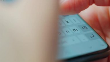 Akıllı telefondan yazı yazan bir kadın eli. Yakın plan. İletişim konsepti