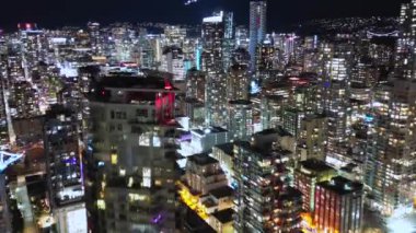 Gece Vancouver şehir merkezinde çarpıcı bir zaman atlaması. British Columbia, Kanada.