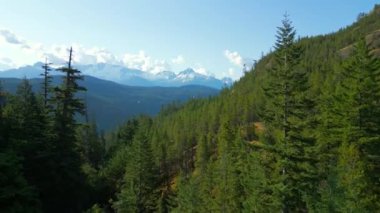Squamish yakınlarında buzullu dağların havadan görünüşü British Columbia, Kanada.