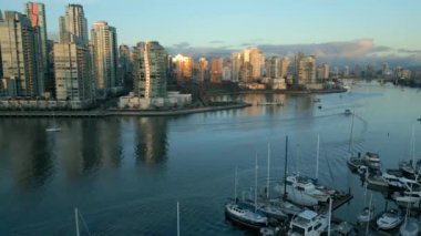 Şehir merkezindeki gökdelenlerin hava görüntüsü, False Creek, gün batımında marinada tekneler. Vancouver, British Columbia, Kanada.