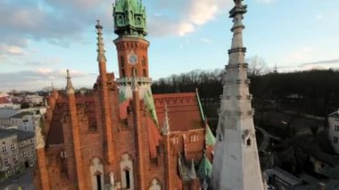 St. Josephs Kilisesi ve Polonya 'nın Krakow kentindeki Podgorski Meydanı' nın etrafında hızlı uçuş. Manevra yapılabilir uçuş FPV İHA 'sı tarafından filme alındı.