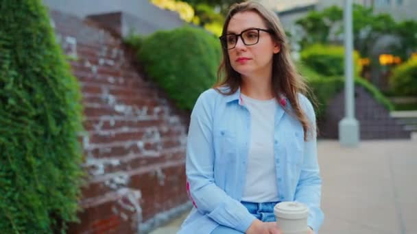 Kadının Portresi Gözlük Takıyor Elinde Kahve Tutuyor Kameraya Bakıyor — Stok video
