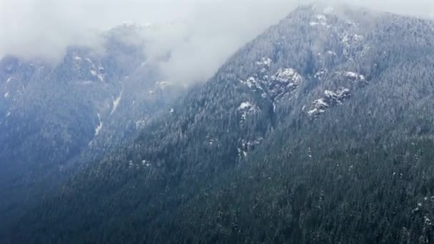 冬の素晴らしい山の風景を眺めることができます 山は雪と雲で覆われている カナダ ブリティッシュコロンビア州バンクーバーの近くで撮影 ロイヤリティフリーストック映像