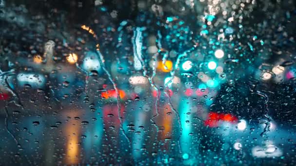 ไฟหลายส ของเม องตอนเย นและผ านรถผ านหน างฝนท ยกช ฝนตกสภาพอากาศท าหดห ฟิล์มภาพยนตร์สต็อก