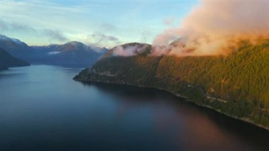 Deniz manzaralı Sky Highway, Howe Sound ve fiyortlu. Bulut seviyesinde uçuş. Squamish ve Vancouver arasında, British Columbia, Kanada.