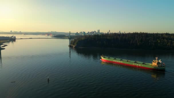 Ein Trockenes Frachtschiff Passiert Morgengrauen Die Lions Gate Bridge Hintergrund — Stockvideo