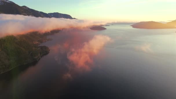 海空相望高速公路 豪海峡和峡湾 在云层飞行 位于加拿大不列颠哥伦比亚省温哥华和斯卡拉米什之间 — 图库视频影像