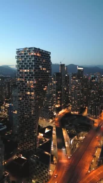 夜のバンクーバーのダウンタウンの素晴らしい空中ビュー 道路上の超高層ビルと交通 ブリティッシュコロンビア カナダ 異なる速度で撮影されたビデオ 正常で加速 ストック映像