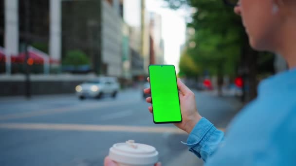 Donna Piedi Sulla Strada Utilizzando Smartphone Con Schermo Verde Comunicazione — Video Stock