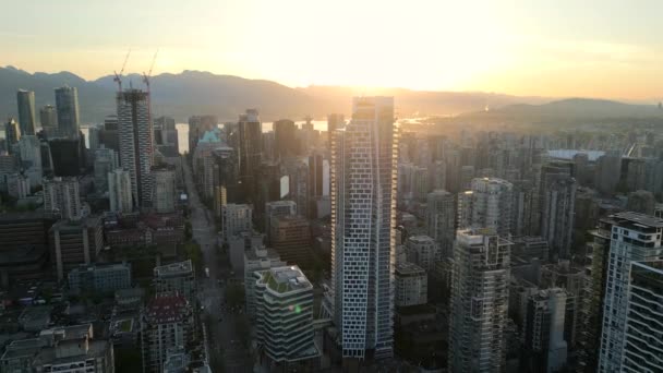 夜明けにカナダのブリティッシュコロンビア州バンクーバーのダウンタウンの高層ビルの空中ビュー — ストック動画