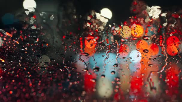 Flerfarget Lys Kveldsbyen Passerer Biler Gjennom Vått Regnværsvindu Regnfullt Deprimerende – stockvideo