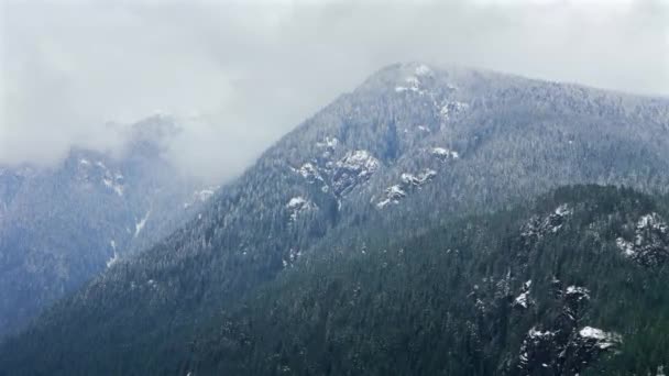 Widok Lotu Ptaka Oszałamiający Krajobraz Górski Zimie Góry Pokryte Śniegiem — Wideo stockowe