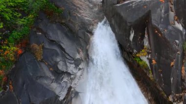 Shannon Falls 'un havadan görünüşü. Su kanyondan aşağı akıyor. Squamish 'te, Vancouver' ın kuzeyinde, British Columbia, Kanada