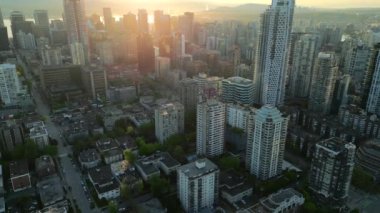 Vancouver, British Columbia, Kanada 'daki gökdelenlerin hava görüntüsü şafak vakti.
