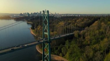 Şafakta Lions Gate Köprüsü ve Stanley Parkı 'nın havadan görüntüsü. Arka planda Vancouver şehir merkezi var. Britanya Kolombiyası Kanada.