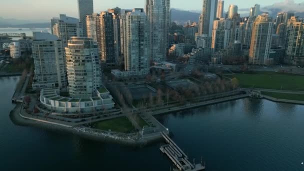 Légi Felvétel Belvárosi Felhőkarcolókról False Creekről Hegyekről Naplementekor Vancouver Brit — Stock videók