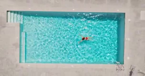 Havuzda Yüzen Kırmızı Mayo Giymiş Bir Kadın Kamera Havuzun Üzerinde — Stok video