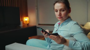 İnternet üzerinden hızlı ve kolay dijital para değişimi için online alışveriş veya kredi kartı ödemesi. Kadın daktilosu, evdeki mobil uygulamanın finansal bankacılık bilgileridir.