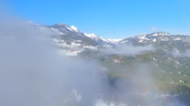 Kanada kayalık dağ manzarası bulutlar arasında karla kaplı. British Columbia, Kanada.