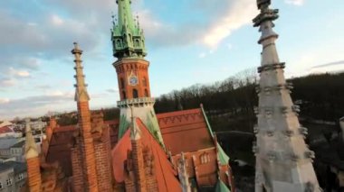 St. Josephs Kilisesi ve Polonya 'nın Cracow kentindeki Podgorski Meydanı' nda hızlı uçuş. Manevra yapılabilir uçuş FPV İHA 'sı tarafından filme alındı.