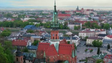 Krakow 'un Podgorze bölgesindeki Kraliyet Wawel Kalesi, Eski Şehir ve Kazimierz manzaralı bir panorama. Cracow, Polonya.