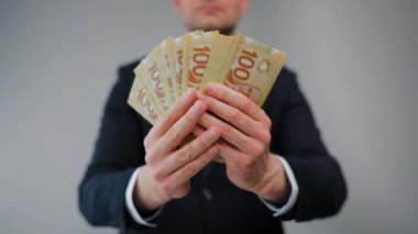Resmi olarak giyinmiş adam Kanada Doları 'nı sayıyor, yakın plan. Yatırım, başarı, finansal beklentiler veya kariyer ilerlemesi kavramı. 