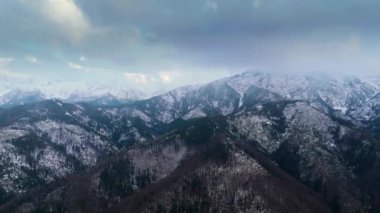 Karla kaplı muhteşem bir dağ zirvesinde hava manzarası. Soğuk ve kasvetli bir günde peri kışı manzarası. Tatra Dağları, Zakopane, Polonya