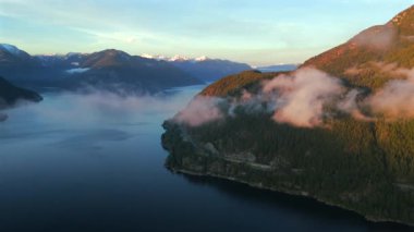 Deniz manzaralı Sky Highway, Howe Sound ve fiyortlu. Bulut seviyesinde uçuş. Squamish ve Vancouver arasında, British Columbia, Kanada.