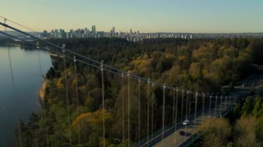 Şafakta Lions Gate Köprüsü ve Stanley Parkı 'nın havadan görüntüsü. Arka planda Vancouver şehir merkezi var. Britanya Kolombiyası Kanada.
