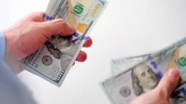 Erkek eller Amerikan dolarlarını sayıyor, yakın plan. Yatırım, başarı, finansal beklentiler veya kariyer ilerlemesi kavramı.