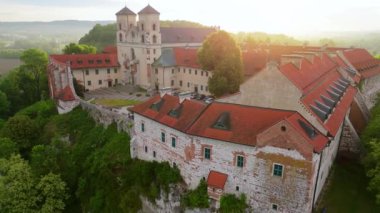 Polonya 'nın Tyniec kentindeki Benedictine Manastırı' nın şafak vakti havadan görünüşü. Eski Katolik manastırı. Kuleleri, kırmızı çatıları, dini ve tarihi su üzerindeki kayalar.. 