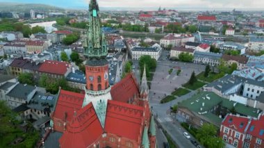 Krakow 'un Podgorze bölgesindeki Kraliyet Wawel Kalesi, Eski Şehir ve Kazimierz manzaralı bir panorama. Cracow, Polonya.