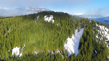 Kanadalı kayalık dağ manzarası karla ve bulutlarla kaplı. British Columbia, Kanada.
