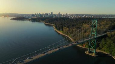 Şafakta Lions Gate Köprüsü ve Stanley Parkı 'nın havadan görüntüsü. Arka planda Vancouver şehir merkezi var. Britanya Kolombiyası Kanada.