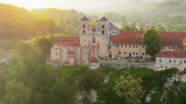 Polonya 'nın Tyniec kentindeki Benedictine Manastırı' nın şafak vakti havadan görünüşü. Eski Katolik manastırı. Kuleleri, kırmızı çatıları, dini ve tarihi su üzerindeki kayalar.. 