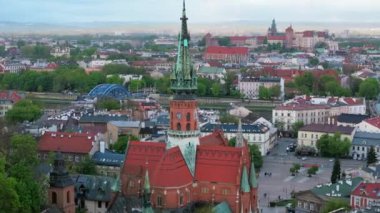 Krakow 'un Podgorze bölgesindeki Kraliyet Wawel Kalesi, Eski Şehir ve Kazimierz manzaralı bir panorama. Cracow, Polonya. Hız rampası