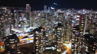 Gece Vancouver şehir merkezinde çarpıcı bir zaman atlaması. British Columbia, Kanada.