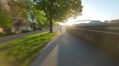 Kadın şafak vakti setin kenarına doğru koşuyor. Sabahın erken saatlerinde, boş şehir. Alışılmadık görünüm, FPV drone 'da görüntülendi. 