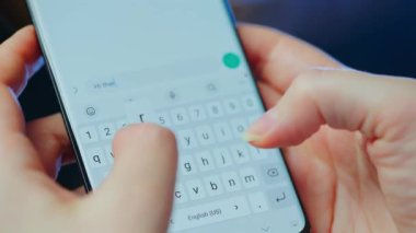 Akıllı telefondan yazı yazan bir kadın eli. Yakın plan. İletişim konsepti