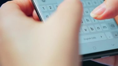 Akıllı telefondan yazı yazan bir kadın eli. Yakın plan. İletişim konsepti