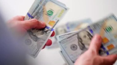 Erkek eller Amerikan dolarlarını sayıyor, yakın plan. Yatırım, başarı, finansal beklentiler veya kariyer ilerlemesi kavramı.