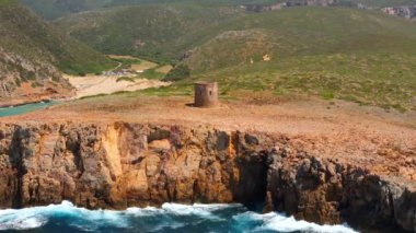 Buggerru 'daki Cala Domestica Sahili, Cliffs ve Tower' da hava manzarası. Güney Sardunya, İtalya. İnsansız hava aracı görüntüleri