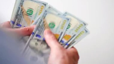 Erkek eller Amerikan dolarlarını sayıyor, yakın plan. Yatırım, başarı, finansal beklentiler veya kariyer ilerlemesi kavramı.