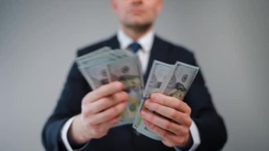 Mutlu, resmi giyinmiş adam yakın plan Amerikan Doları 'nı sayıyor. Yatırım, başarı, finansal beklentiler veya kariyer ilerlemesi kavramı.
