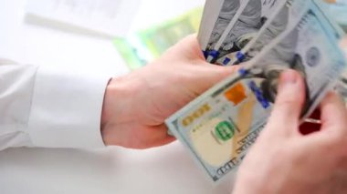 Erkek eller Amerikan dolarlarını sayıyor, yakın plan. Yatırım, başarı, finansal beklentiler veya kariyer ilerlemesi kavramı.