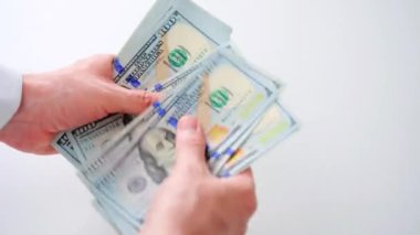 Erkek eller Amerikan dolarlarını sayıyor, yakın plan. Yatırım, başarı, finansal beklentiler veya kariyer ilerlemesi kavramı.