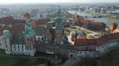 Sabahın erken saatlerinde Wawel Kraliyet Kalesi 'nin hava görüntüsü. Arka planda Vistula nehri ve şehir görülebilir. Cracow, Polonya.