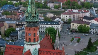 Krakow 'un Podgorze bölgesindeki Kraliyet Wawel Kalesi, Eski Şehir ve Kazimierz manzaralı bir panorama. Cracow, Polonya.