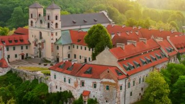Polonya 'nın Tyniec kentindeki Benedictine Manastırı' nın şafak vakti havadan görünüşü. Eski Katolik manastırı. Kuleleri, kırmızı çatıları, dini ve tarihi su üzerindeki kayalar.. 